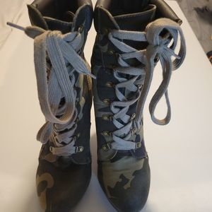 Shoedazzle Brown Camo Boots Lace Up stiletto Size 9